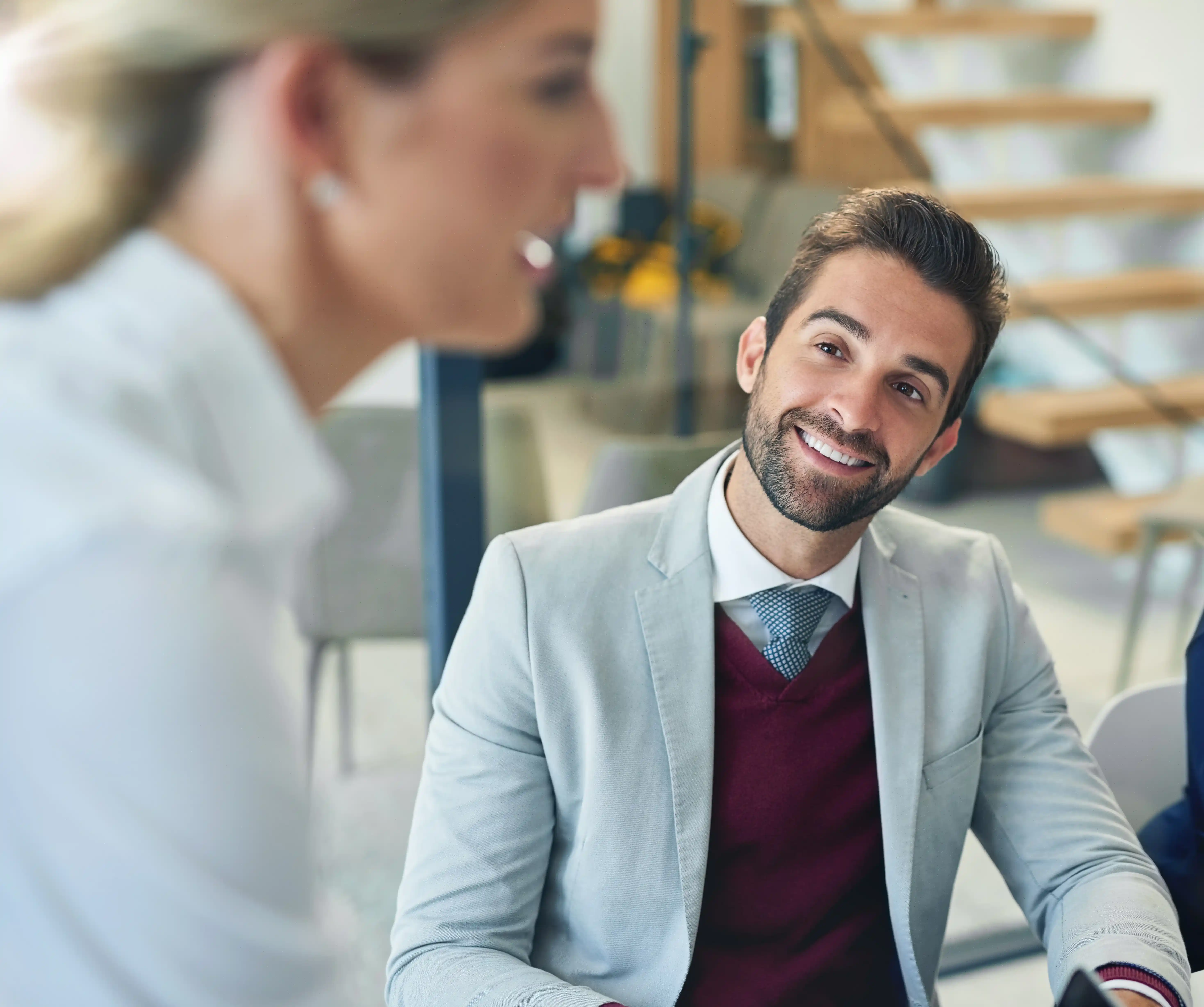 Profissional sorrindo em reunião de negócios no escritório